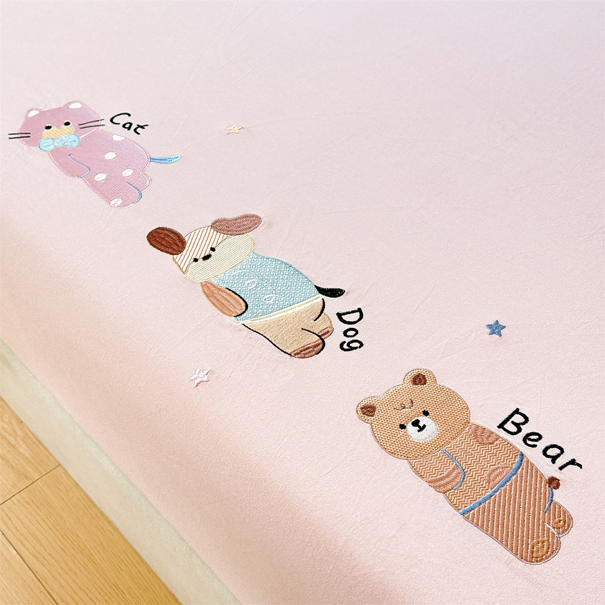 91家纺网 家纺一手货源 找家纺 笙意家纺 2025新款全棉纯棉磨毛刺绣单品床笠 床笠单件 萌宠-绯粉