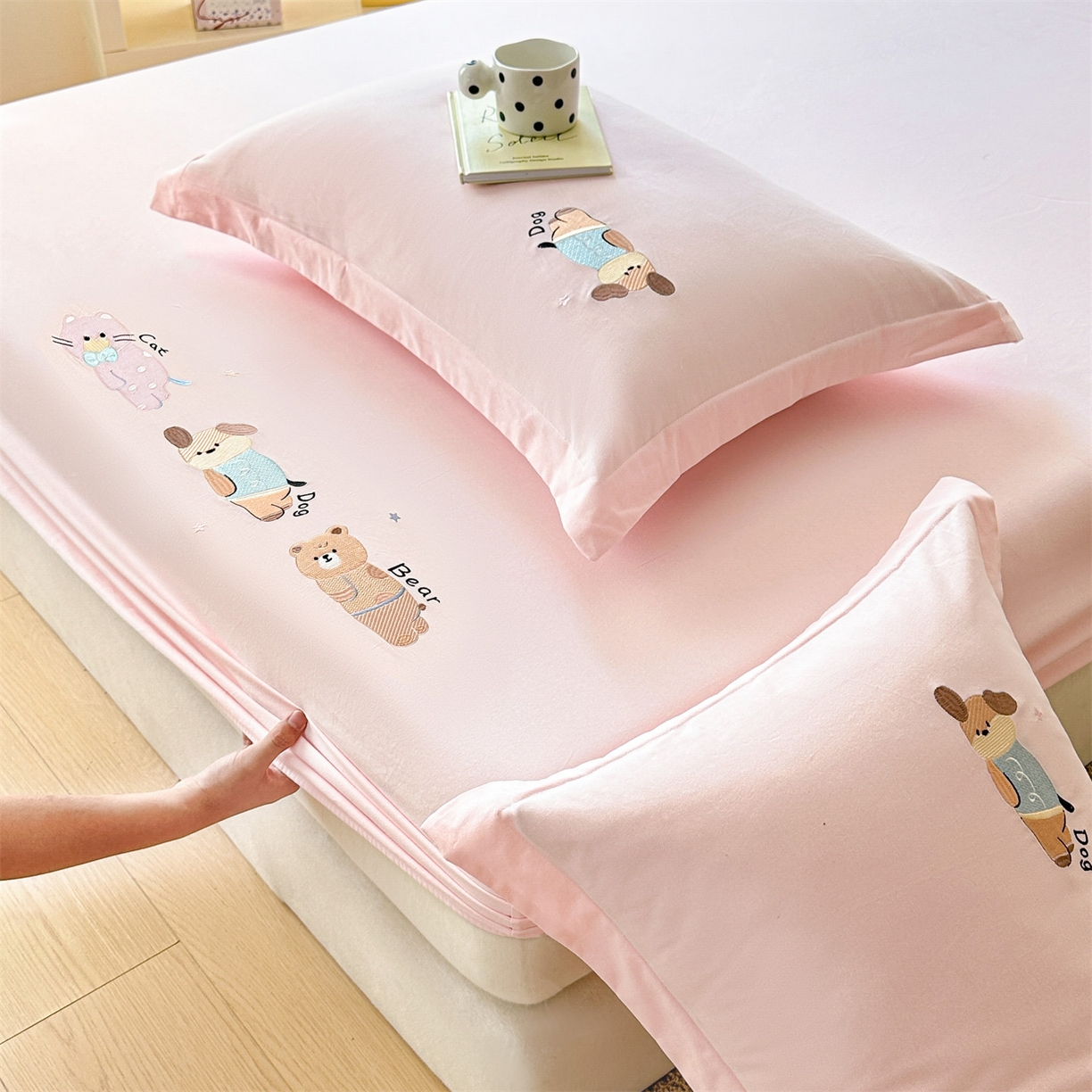 91家纺网 家纺一手货源 找家纺 笙意家纺 2025新款全棉纯棉磨毛刺绣单品床笠 床笠单件 萌宠-绯粉