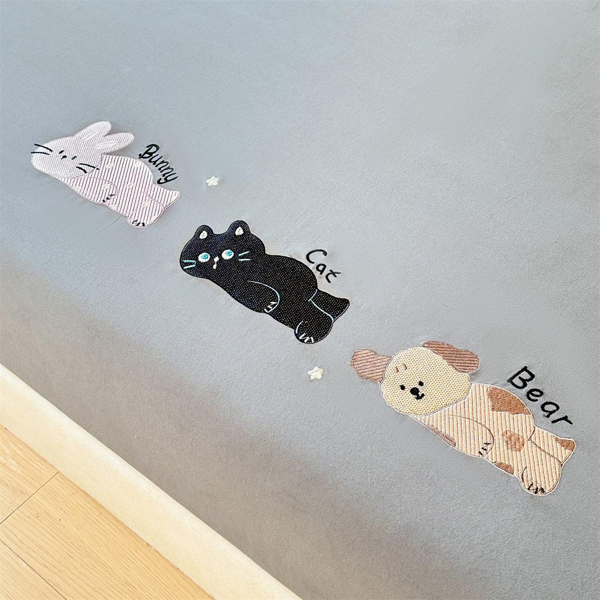 91家纺网 家纺一手货源 找家纺 笙意家纺 2025新款全棉纯棉磨毛刺绣单品床笠 床笠单件 萌宠-魅影灰