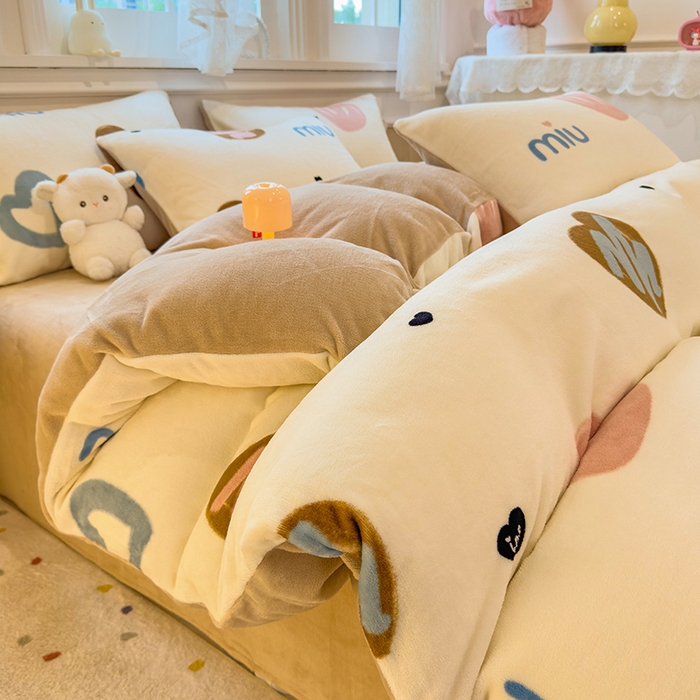 91家纺网 家纺一手货源 找家纺 （总）摩妮卡 摩妮卡 2025新款加厚款小清新牛奶绒印花四件套床单款床笠单被套