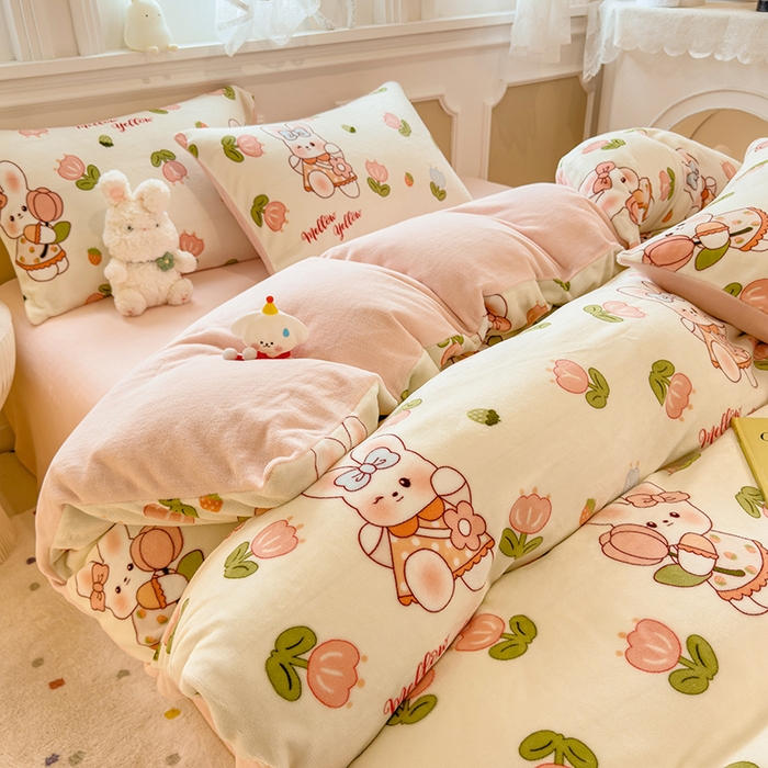 91家纺网 家纺一手货源 找家纺 （总）摩妮卡 摩妮卡 2025新款加厚款小清新牛奶绒印花四件套床单款床笠单被套