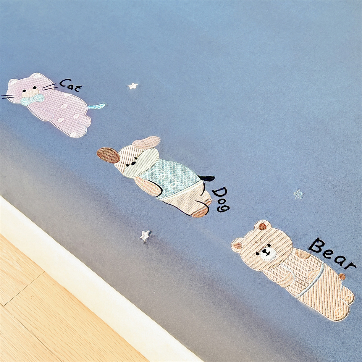 91家纺网 家纺一手货源 找家纺 笙意家纺 2025新款全棉纯棉磨毛刺绣单品床笠 床笠单件 萌宠-墨蓝