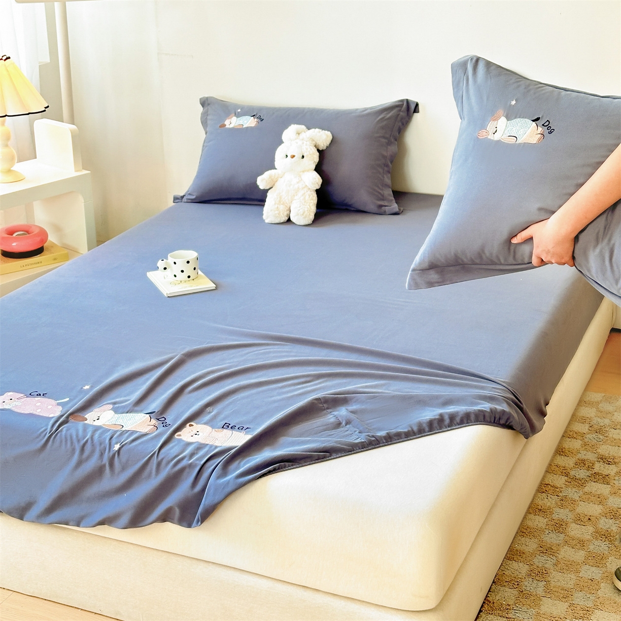 91家纺网 家纺一手货源 找家纺 笙意家纺 2025新款全棉纯棉磨毛刺绣单品床笠 床笠单件 萌宠-墨蓝