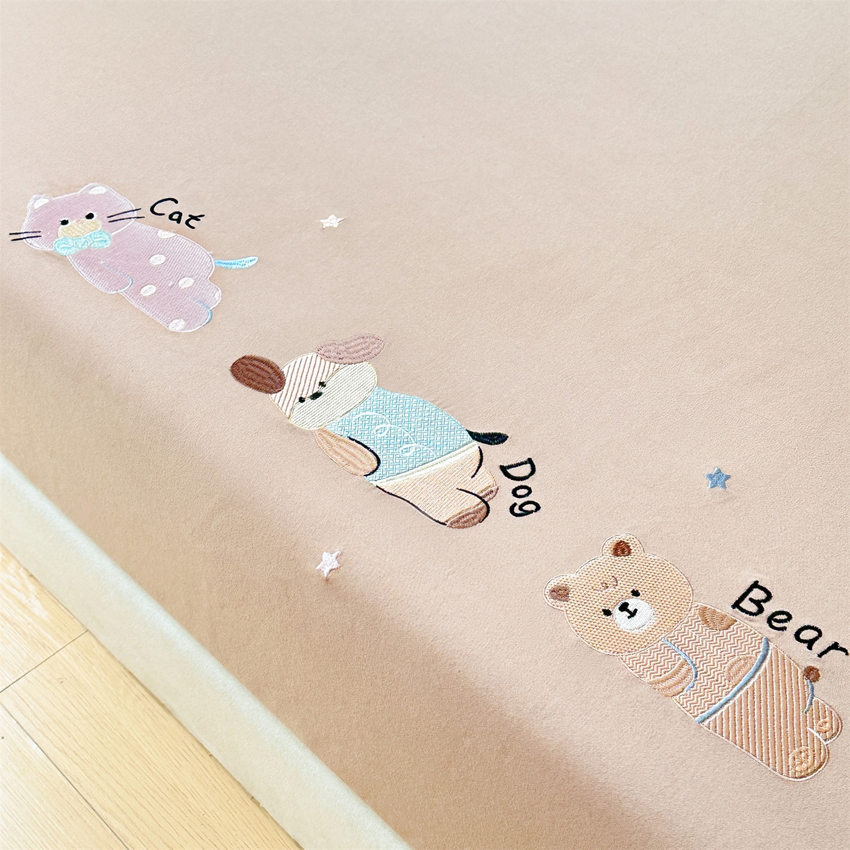 91家纺网 家纺一手货源 找家纺 笙意家纺 2025新款全棉纯棉磨毛刺绣单品床笠 床笠单件 萌宠-热带棕