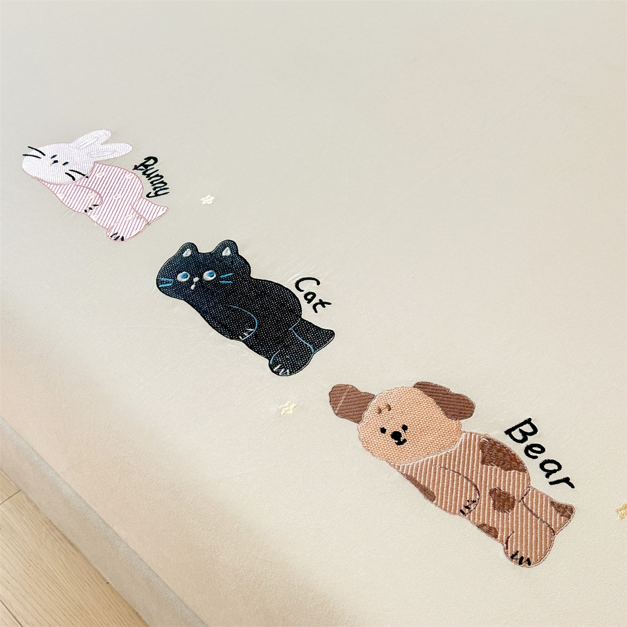 91家纺网 家纺一手货源 找家纺 笙意家纺 2025新款全棉纯棉磨毛刺绣单品床笠 床笠单件 萌宠-柔雾米