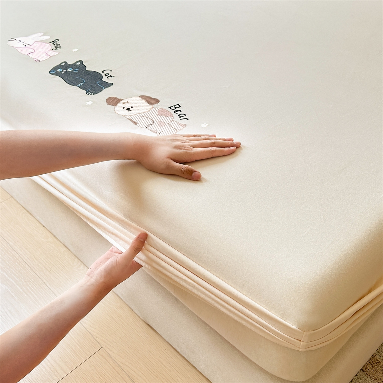 91家纺网 家纺一手货源 找家纺 笙意家纺 2025新款全棉纯棉磨毛刺绣单品床笠 床笠单件 萌宠-柔雾米