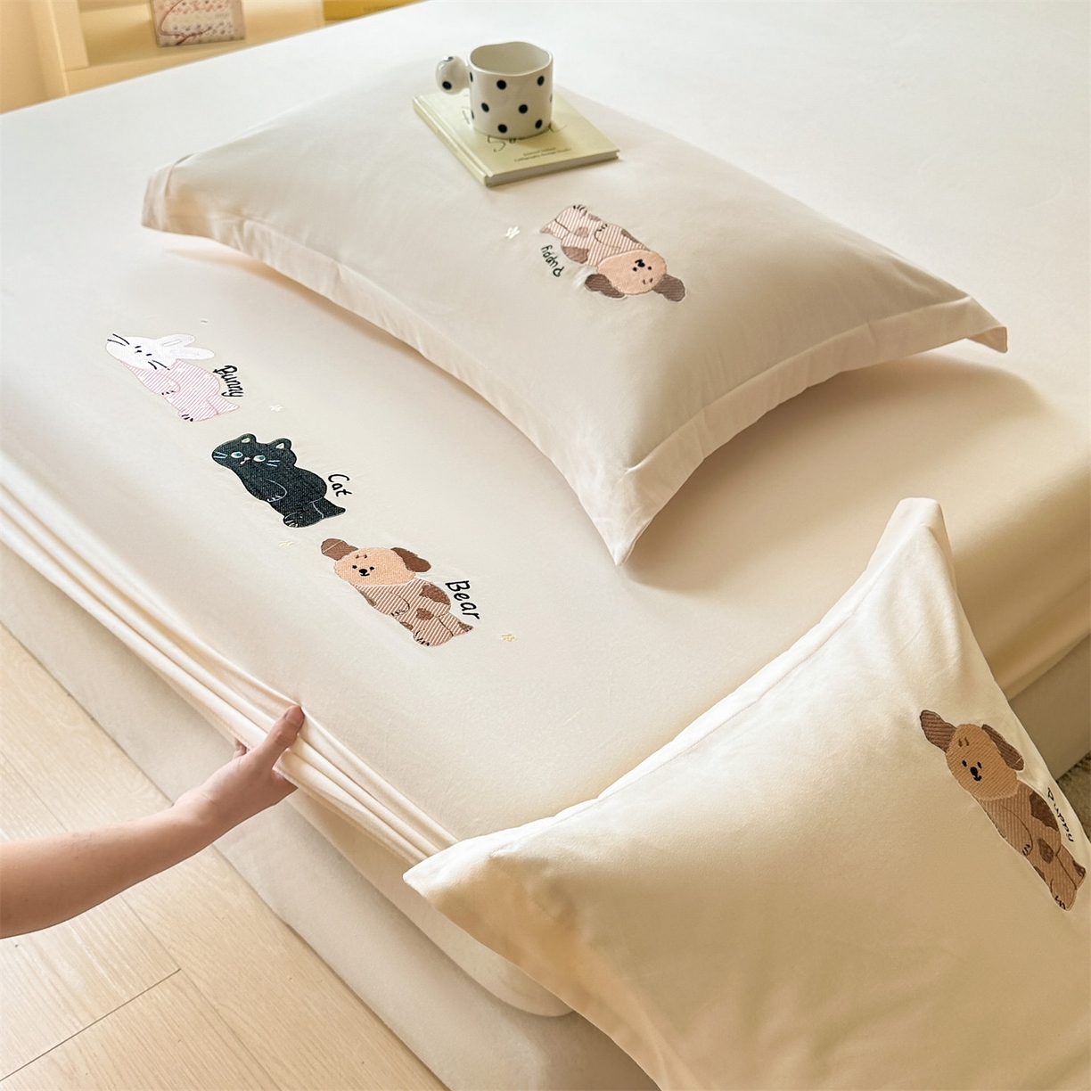 91家纺网 家纺一手货源 找家纺 笙意家纺 2025新款全棉纯棉磨毛刺绣单品床笠 床笠单件 萌宠-柔雾米