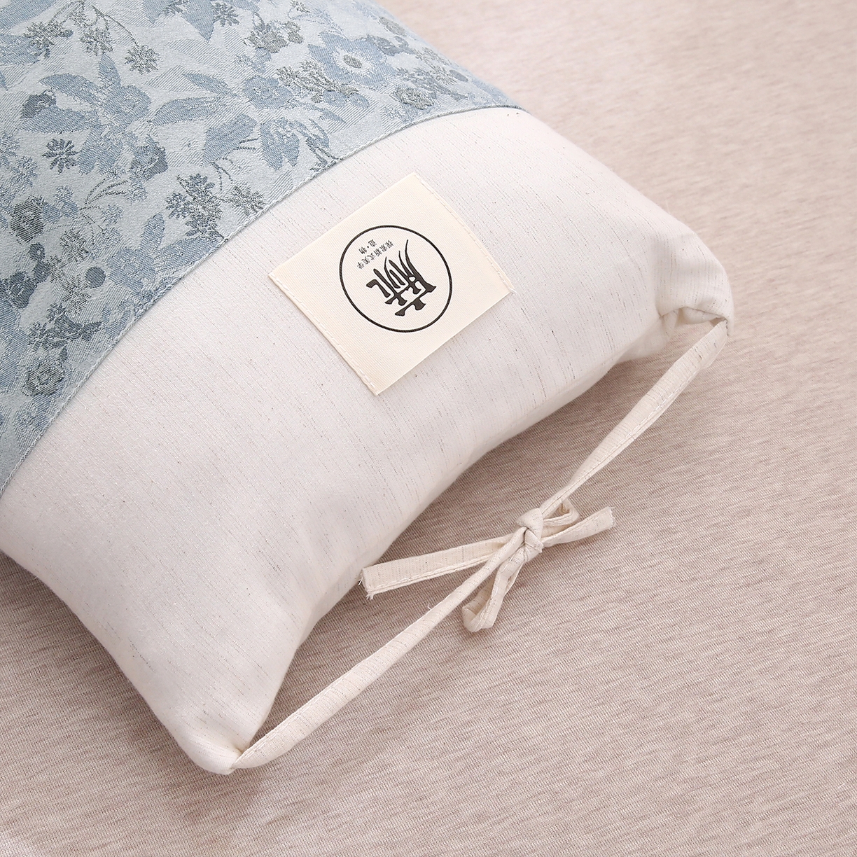 91家纺网 家纺一手货源 找家纺 梦叶草 2025新款国风棉麻荞麦枕芯可调节高度荞麦枕护颈椎反弓苦荞麦枕头 国风棉麻荞麦枕-水墨蓝
