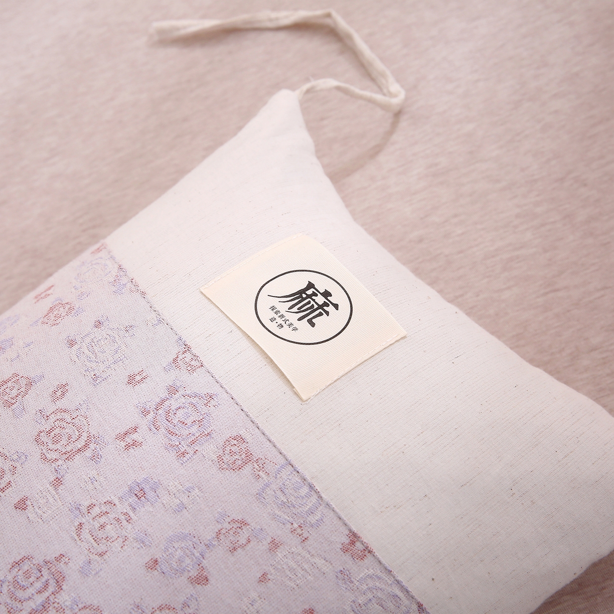 91家纺网 家纺一手货源 找家纺 梦叶草 2025新款国风棉麻荞麦枕芯可调节高度荞麦枕护颈椎反弓苦荞麦枕头 国风棉麻荞麦枕-浅脂玫