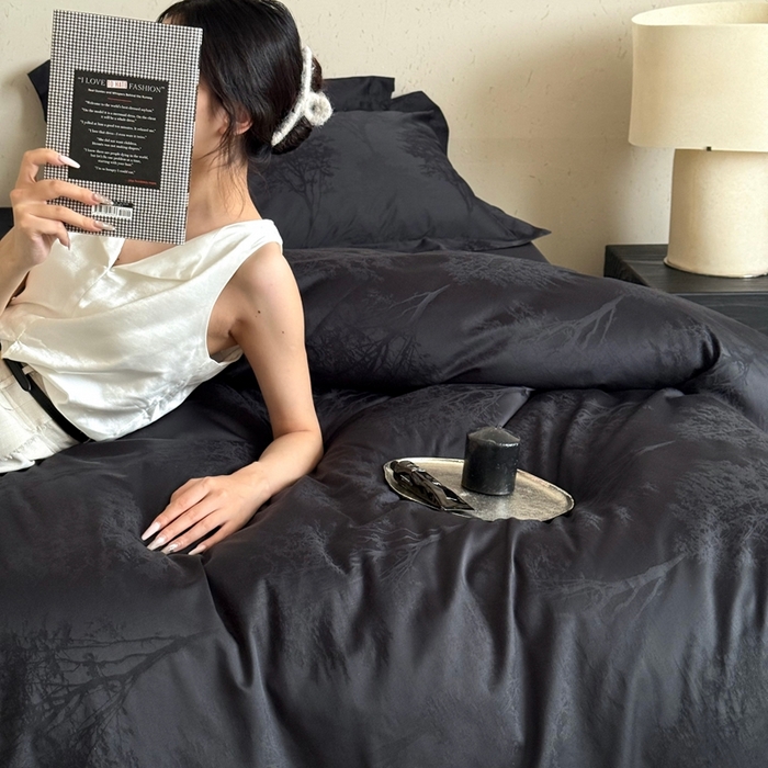 91家纺网 家纺一手货源 找家纺 鹿班家居 2025新款100S长绒棉纯棉精美提花系列四件套-光影斑驳（标准会员-20元） 光影斑驳-藏青