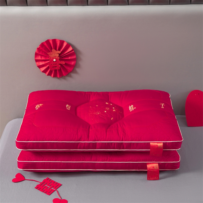 91家纺网 家纺一手货源 找家纺 （总）仁宇枕业 2025新款新品 新娘新郎大红结婚枕头婚庆定型低枕头枕芯