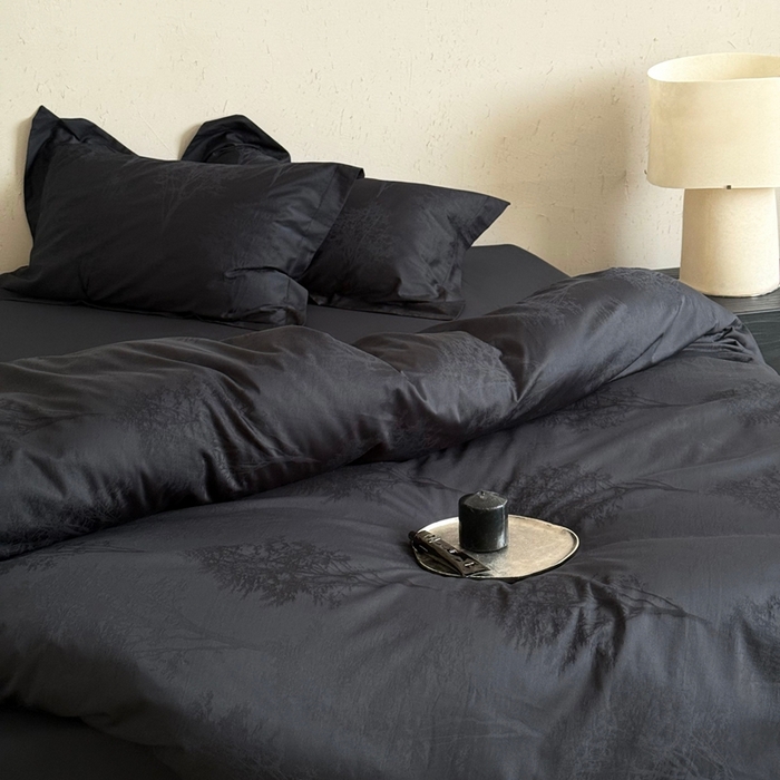 91家纺网 家纺一手货源 找家纺 鹿班家居 2025新款100S长绒棉纯棉精美提花系列四件套-光影斑驳（标准会员-20元） 光影斑驳-藏青