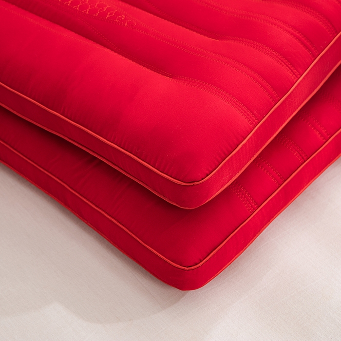 91家纺网 家纺一手货源 找家纺 （总）仁宇枕业 2025新款新品 新娘新郎大红结婚枕头婚庆定型低枕头枕芯