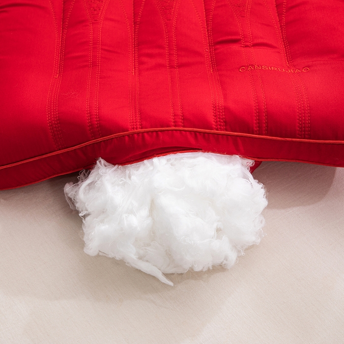 91家纺网 家纺一手货源 找家纺 （总）仁宇枕业 2025新款新品 新娘新郎大红结婚枕头婚庆定型低枕头枕芯