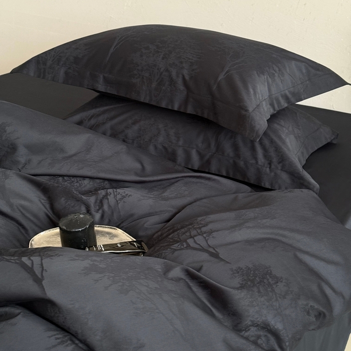 91家纺网 家纺一手货源 找家纺 鹿班家居 2025新款100S长绒棉纯棉精美提花系列四件套-光影斑驳（标准会员-20元） 光影斑驳-藏青