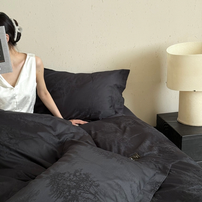 91家纺网 家纺一手货源 找家纺 鹿班家居 2025新款100S长绒棉纯棉精美提花系列四件套-光影斑驳（标准会员-20元） 光影斑驳-藏青