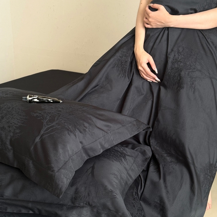 91家纺网 家纺一手货源 找家纺 鹿班家居 2025新款100S长绒棉纯棉精美提花系列四件套-光影斑驳（标准会员-20元） 光影斑驳-藏青