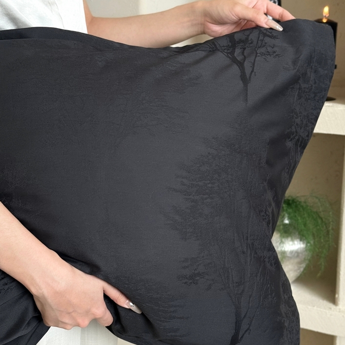 91家纺网 家纺一手货源 找家纺 鹿班家居 2025新款100S长绒棉纯棉精美提花系列四件套-光影斑驳（标准会员-20元） 光影斑驳-藏青