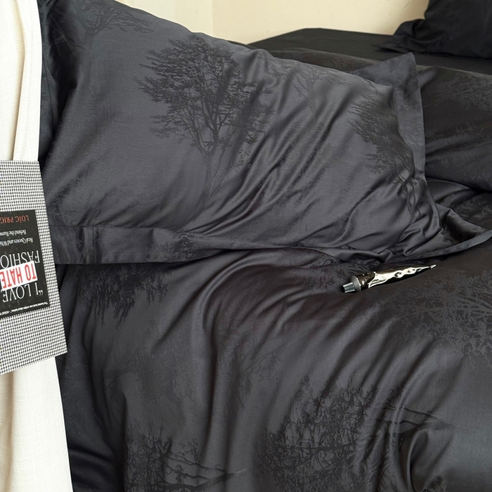 91家纺网 家纺一手货源 找家纺 鹿班家居 2025新款100S长绒棉纯棉精美提花系列四件套-光影斑驳（标准会员-20元） 光影斑驳-藏青