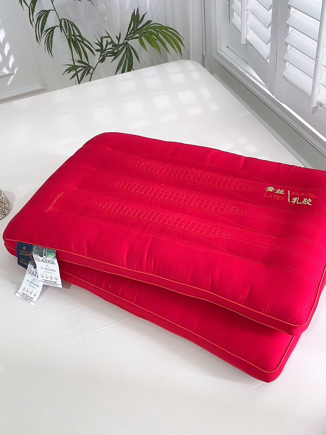 91家纺网 家纺一手货源 找家纺 （总）仁宇枕业 2025新款新品 新娘新郎大红结婚枕头婚庆定型低枕头枕芯