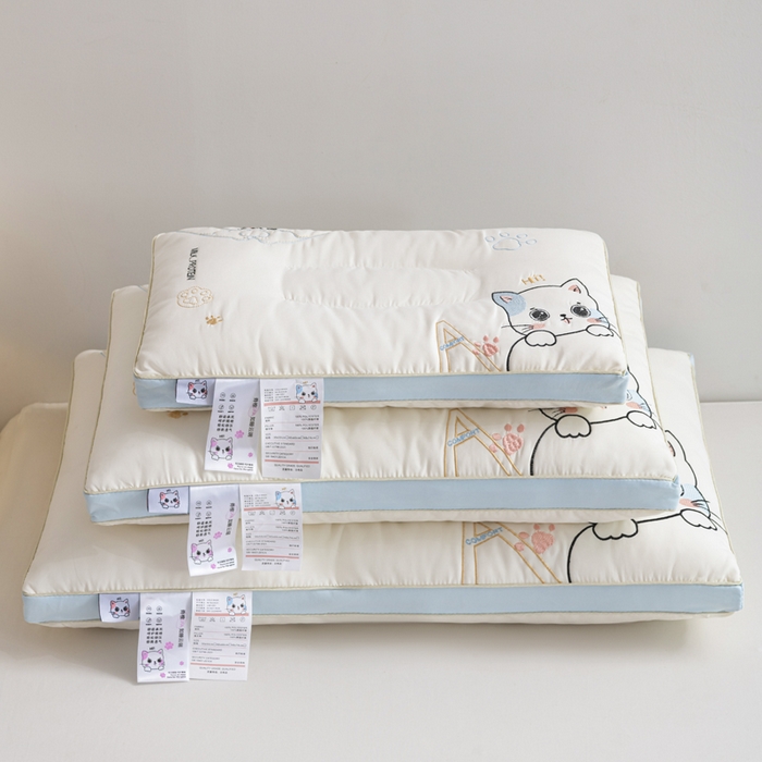 91家纺网 家纺一手货源 找家纺 （总）仁宇枕业 2025新款新品小奶猫亲子幼儿园儿童学生成人定型低枕头枕芯