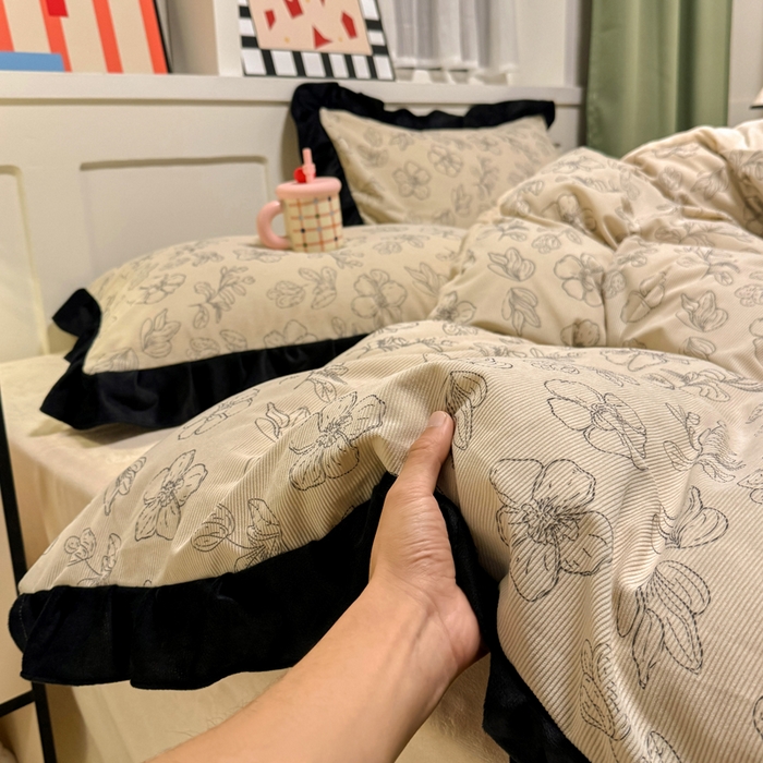 91家纺网 家纺一手货源 找家纺 宅家居 2025新款轻法式小香风灯芯绒提花立体韩版花边牛奶绒四件套-实拍风 百合