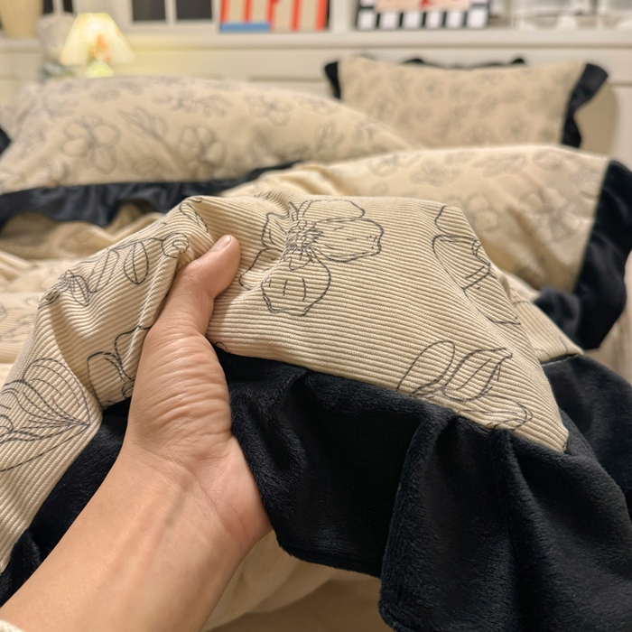 91家纺网 家纺一手货源 找家纺 宅家居 2025新款轻法式小香风灯芯绒提花立体韩版花边牛奶绒四件套-实拍风 百合