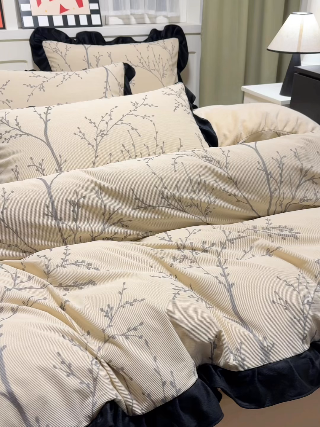 91家纺网 家纺一手货源 找家纺 宅家居 2025新款轻法式小香风灯芯绒提花立体韩版花边牛奶绒四件套-实拍风 花枝