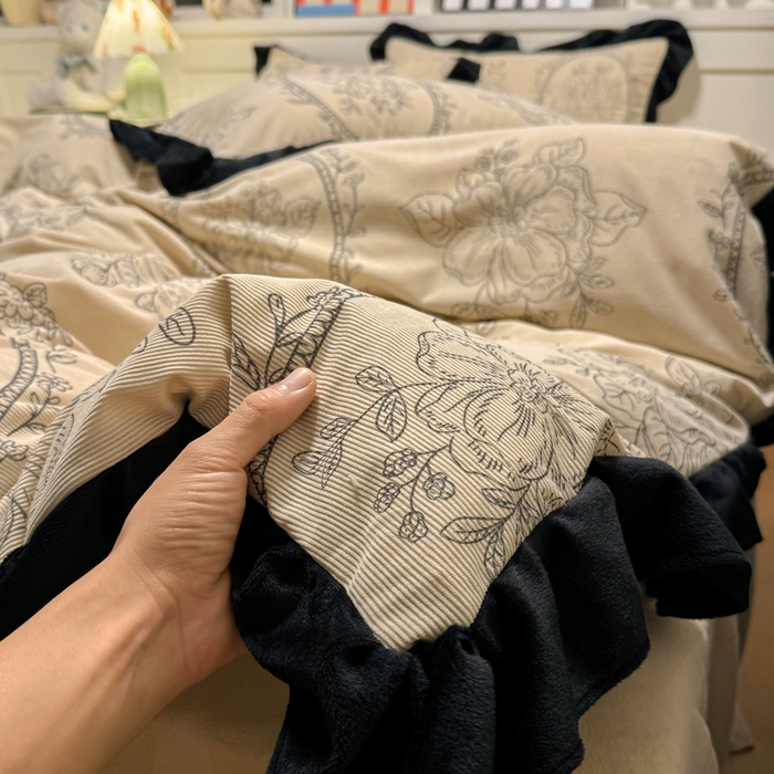 91家纺网 家纺一手货源 找家纺 宅家居 2025新款轻法式小香风灯芯绒提花立体韩版花边牛奶绒四件套-实拍风 镜花