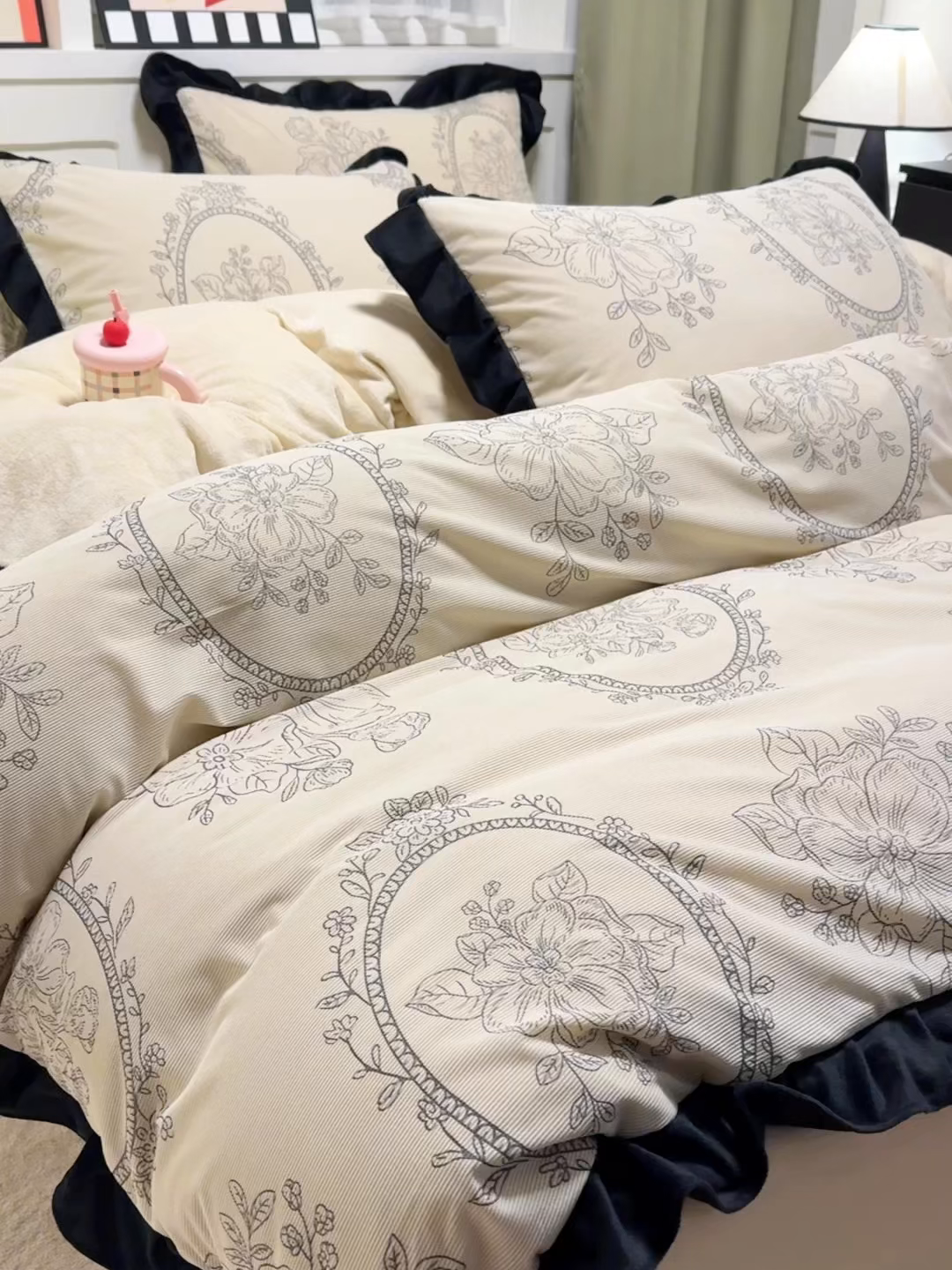 91家纺网 家纺一手货源 找家纺 宅家居 2025新款轻法式小香风灯芯绒提花立体韩版花边牛奶绒四件套-实拍风 镜花