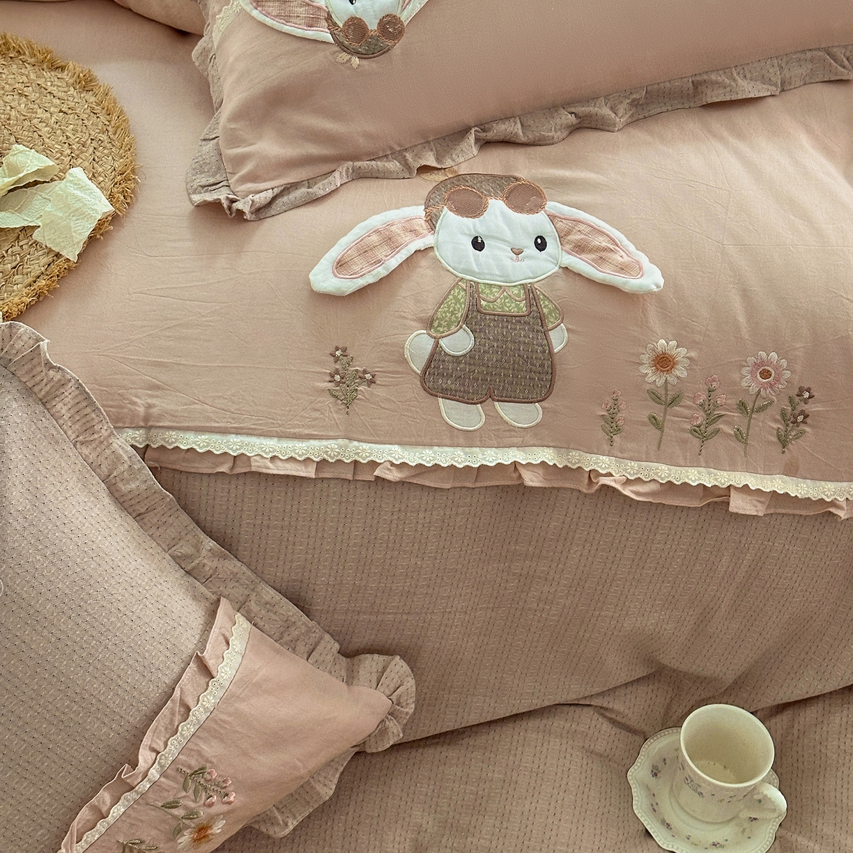 91家纺网 家纺一手货源 找家纺 （总）艾唯希家纺 2025新款全棉纯棉色织小提花工艺四件套-开心兔系列