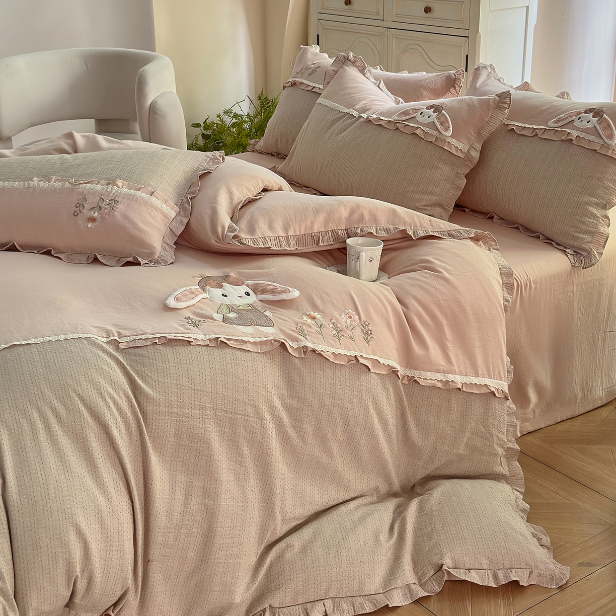 91家纺网 家纺一手货源 找家纺 （总）艾唯希家纺 2025新款全棉纯棉色织小提花工艺四件套-开心兔系列