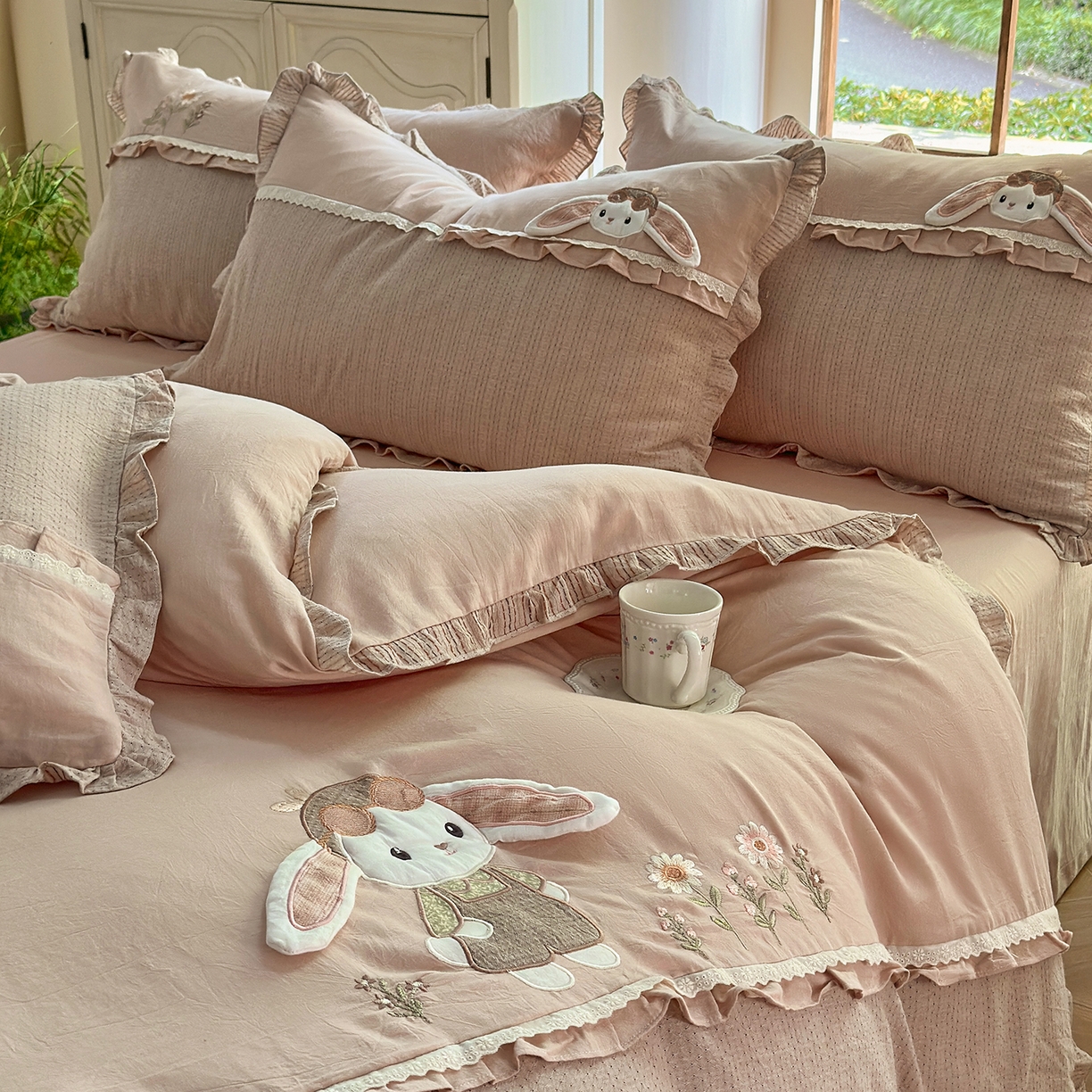 91家纺网 家纺一手货源 找家纺 （总）艾唯希家纺 2025新款全棉纯棉色织小提花工艺四件套-开心兔系列