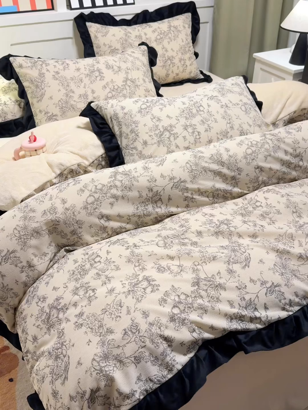 91家纺网 家纺一手货源 找家纺 宅家居 2025新款轻法式小香风灯芯绒提花立体韩版花边牛奶绒四件套-实拍风 喜鹊