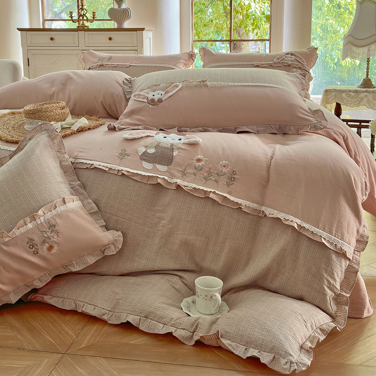 91家纺网 家纺一手货源 找家纺 （总）艾唯希家纺 2025新款全棉纯棉色织小提花工艺四件套-开心兔系列