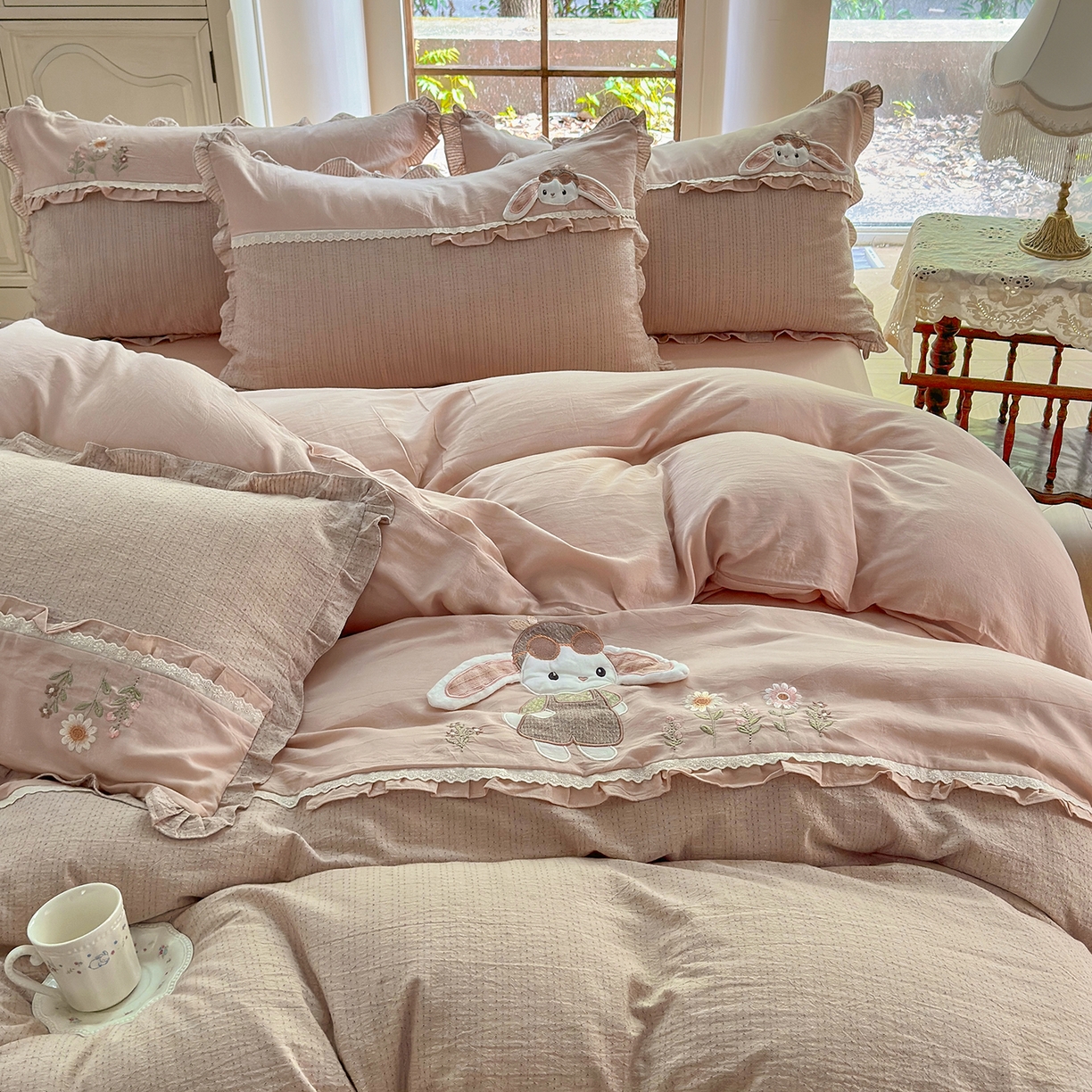 91家纺网 家纺一手货源 找家纺 （总）艾唯希家纺 2025新款全棉纯棉色织小提花工艺四件套-开心兔系列