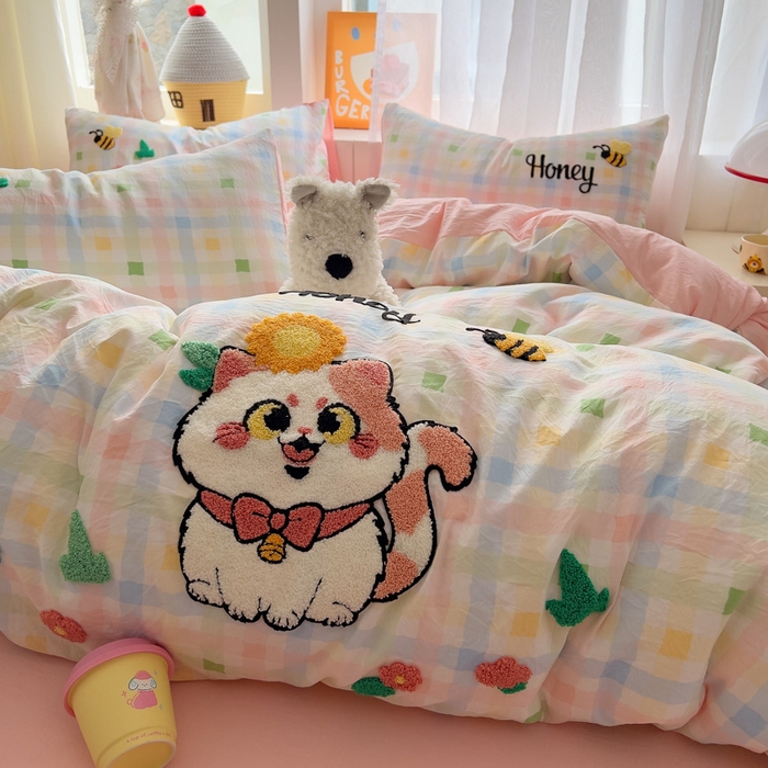 91家纺网 家纺一手货源 找家纺 易辰美 2025新款水洗棉毛巾绣卡通四件套 萌趣猫咪