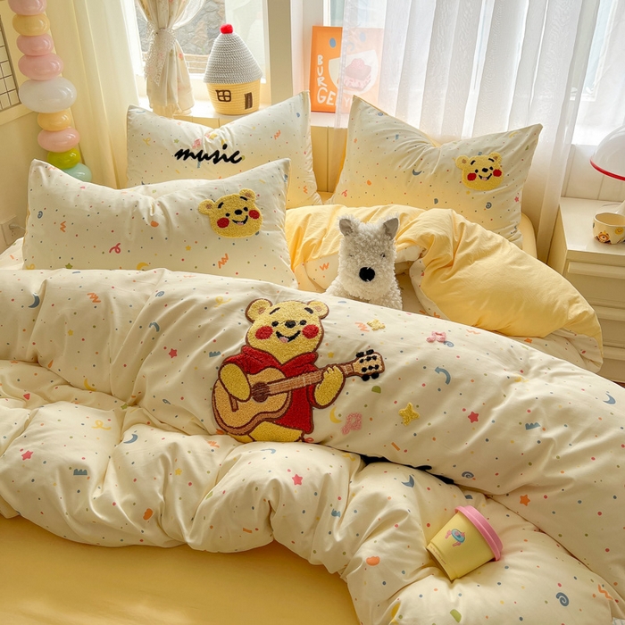 91家纺网 家纺一手货源 找家纺 易辰美 2025新款水洗棉毛巾绣卡通四件套 吉他小熊