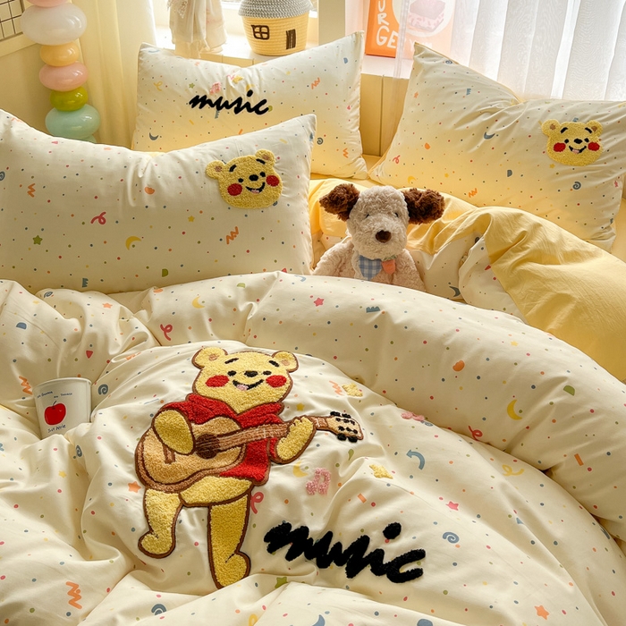 91家纺网 家纺一手货源 找家纺 易辰美 2025新款水洗棉毛巾绣卡通四件套 吉他小熊