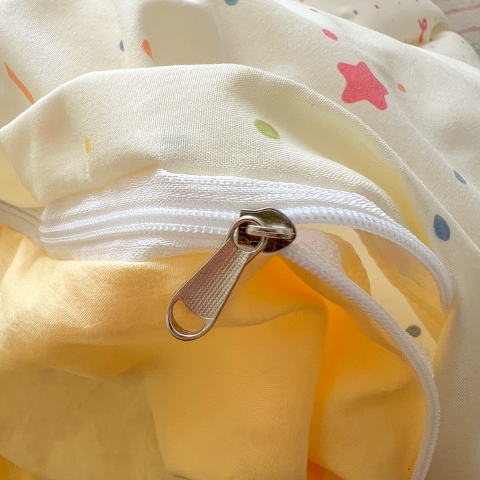 91家纺网 家纺一手货源 找家纺 易辰美 2025新款水洗棉毛巾绣卡通四件套 吉他小熊