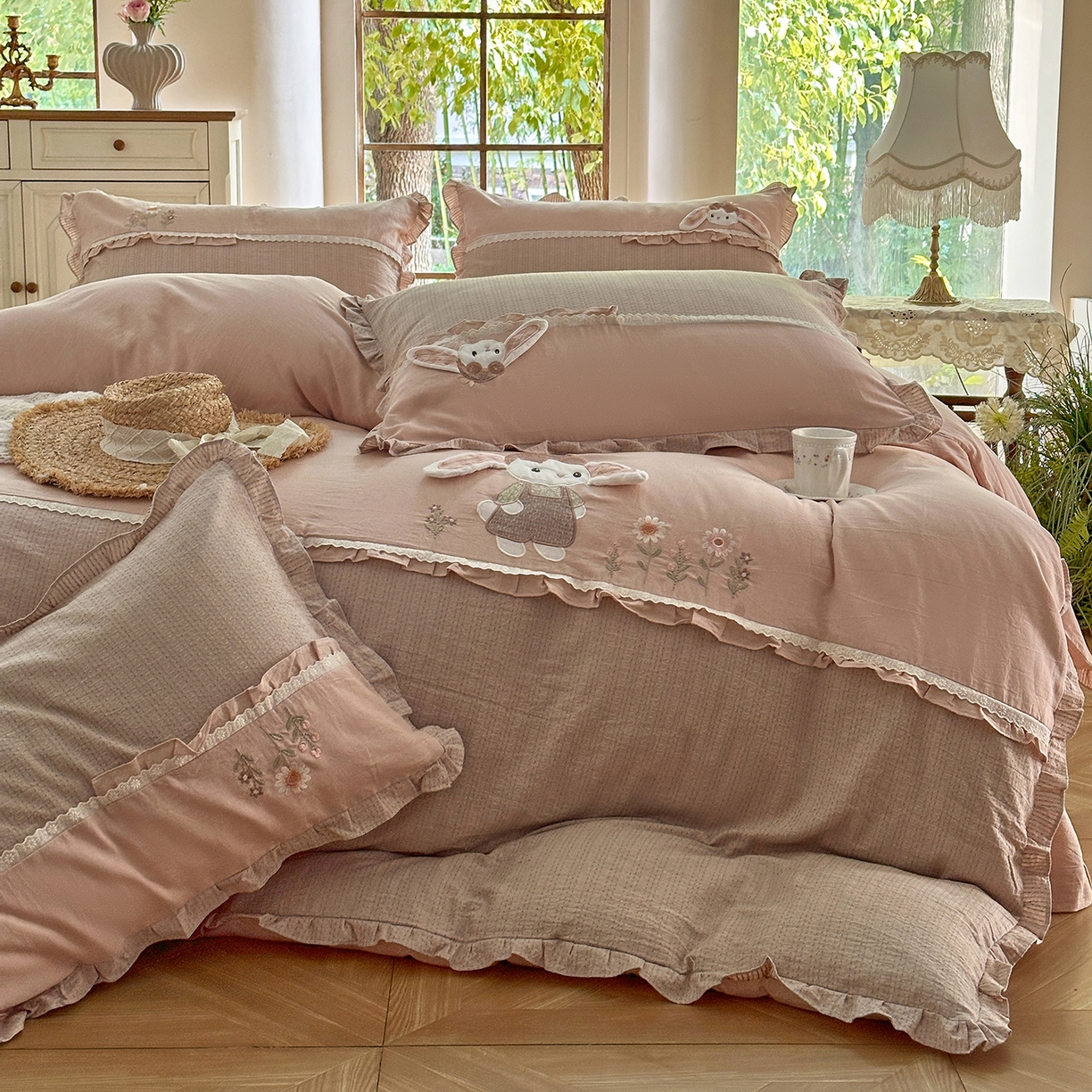 91家纺网 家纺一手货源 找家纺 艾唯希家纺 2025新款全棉纯棉色织小提花工艺四件套-开心兔系列 开心兔-粉