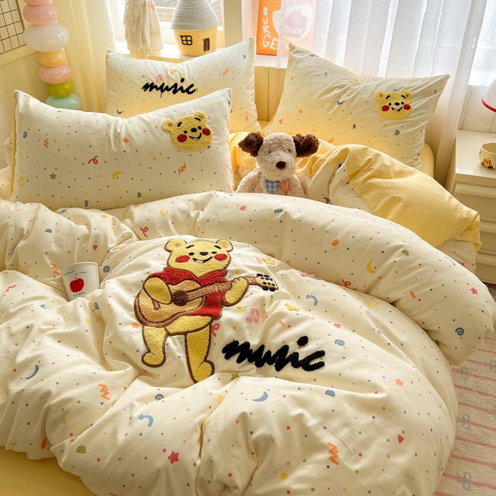 91家纺网 家纺一手货源 找家纺 易辰美 2025新款水洗棉毛巾绣卡通四件套 吉他小熊