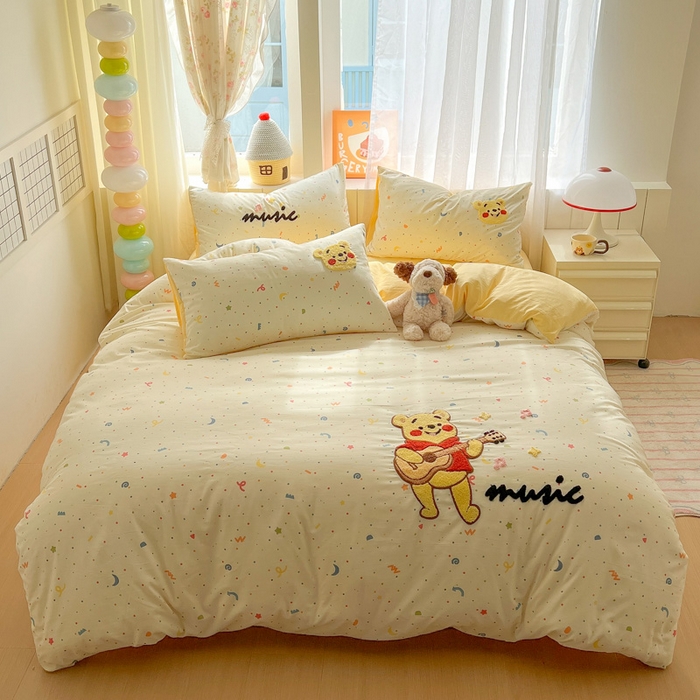 91家纺网 家纺一手货源 找家纺 易辰美 2025新款水洗棉毛巾绣卡通四件套 吉他小熊