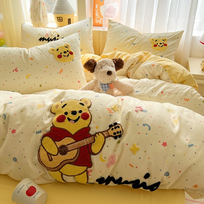 91家纺网 家纺一手货源 找家纺 易辰美 2025新款水洗棉毛巾绣卡通四件套 吉他小熊