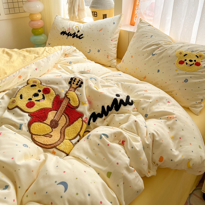 91家纺网 家纺一手货源 找家纺 易辰美 2025新款水洗棉毛巾绣卡通四件套 吉他小熊