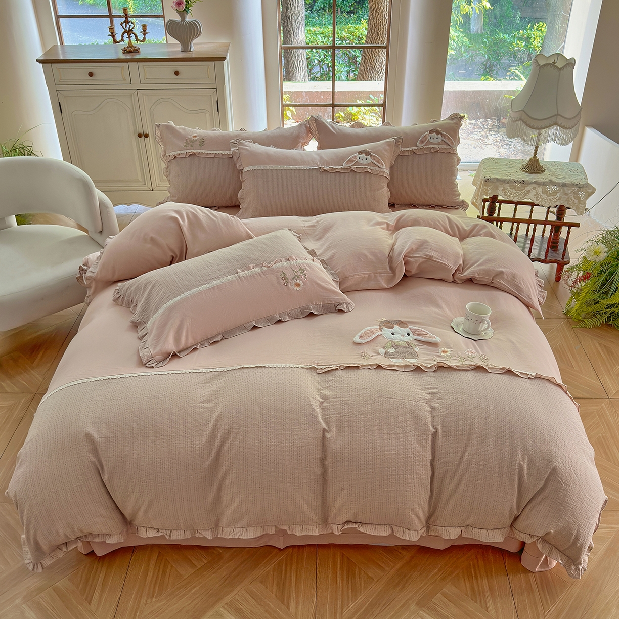 91家纺网 家纺一手货源 找家纺 艾唯希家纺 2025新款全棉纯棉色织小提花工艺四件套-开心兔系列 开心兔-粉