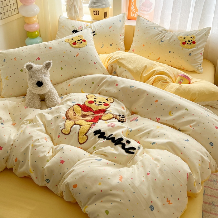 91家纺网 家纺一手货源 找家纺 易辰美 2025新款水洗棉毛巾绣卡通四件套 吉他小熊