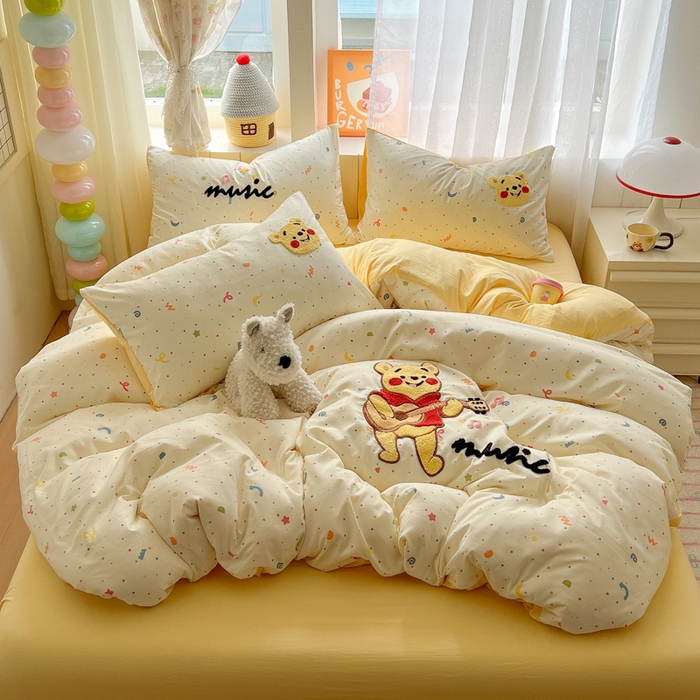 91家纺网 家纺一手货源 找家纺 易辰美 2025新款水洗棉毛巾绣卡通四件套 吉他小熊