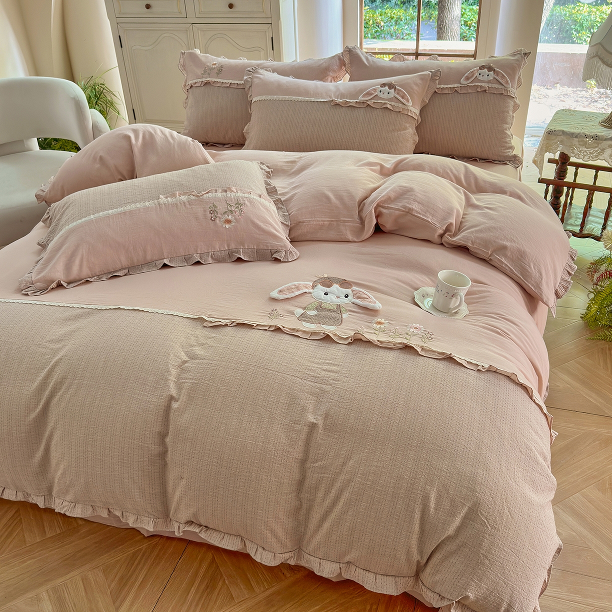 91家纺网 家纺一手货源 找家纺 艾唯希家纺 2025新款全棉纯棉色织小提花工艺四件套-开心兔系列 开心兔-粉