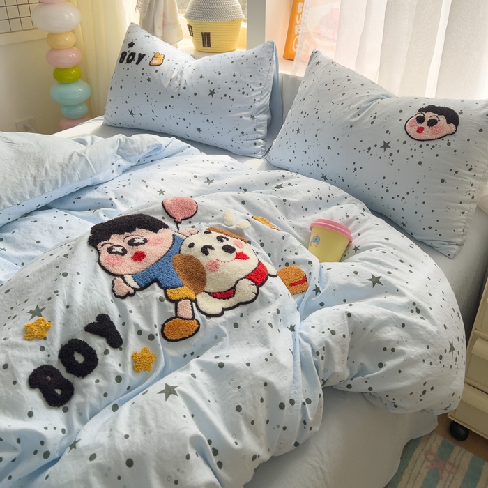 91家纺网 家纺一手货源 找家纺 易辰美 2025新款水洗棉毛巾绣卡通四件套 小新与大白